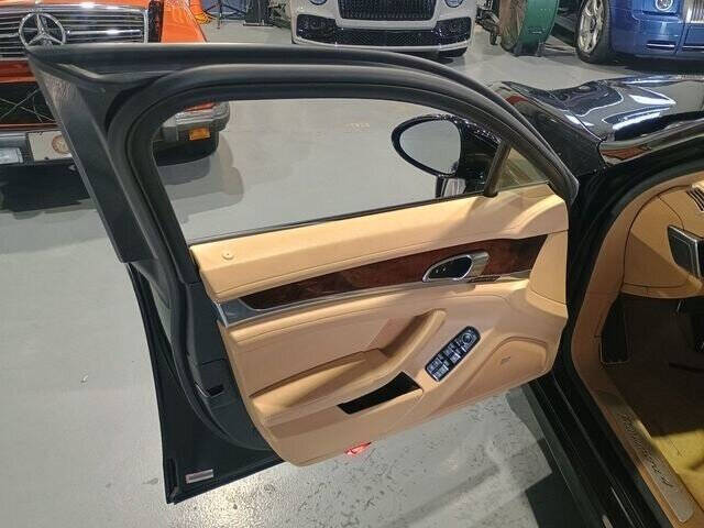 2014 Porsche Panamera 12