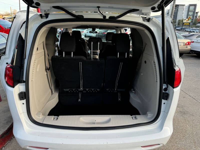 2022 Chrysler Voyager LX