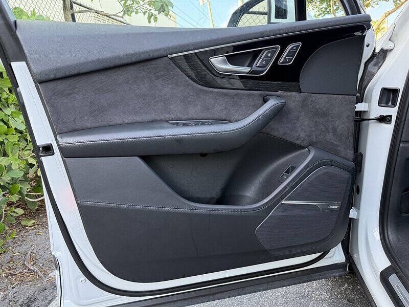2017 Audi Q7 28
