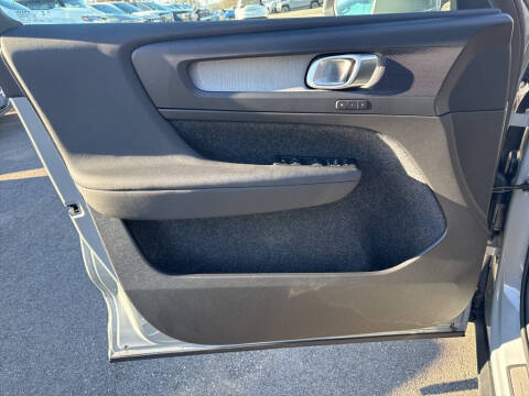 2025 Volvo XC40 B5 Core Bright Theme