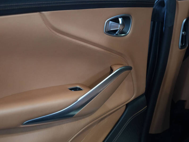 2021 Aston Martin DBX