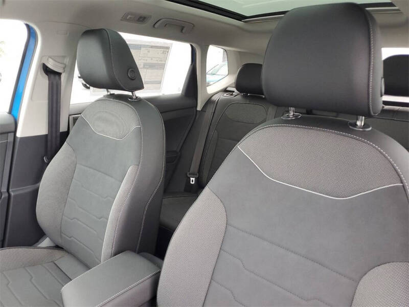 2025 Volkswagen Taos SE Black 4Motion