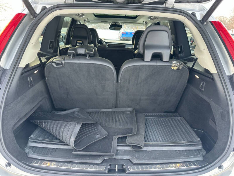 2016 Volvo XC90 T6 Momentum