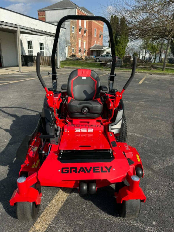 2025 Gravely PRO TURN 352 52"