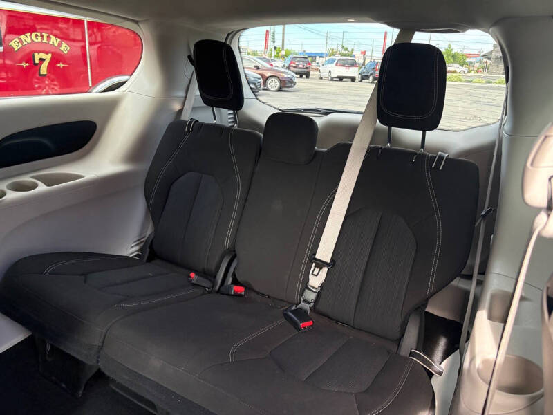 2023 Chrysler Voyager LX