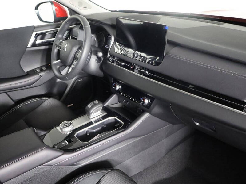 2025 Mitsubishi Outlander ES