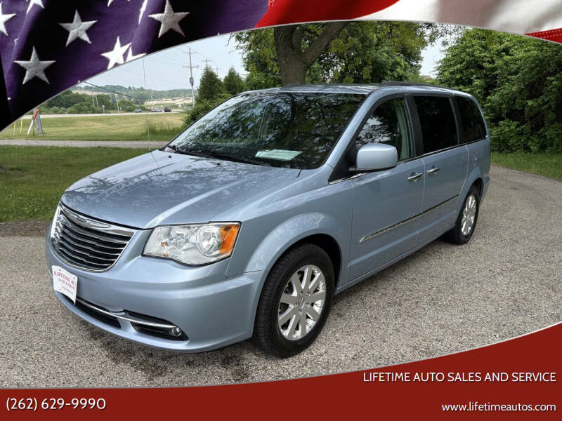 2016 Chrysler Town & Country Touring's photo