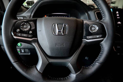 2022 Honda Pilot Touring w/Rear Captain's Chairs