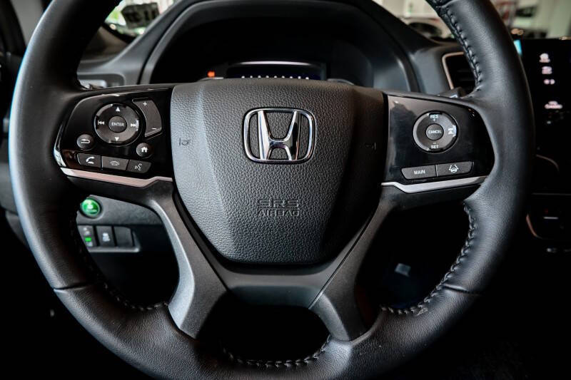 2022 Honda Pilot Touring w/Rear Captain's Chairs