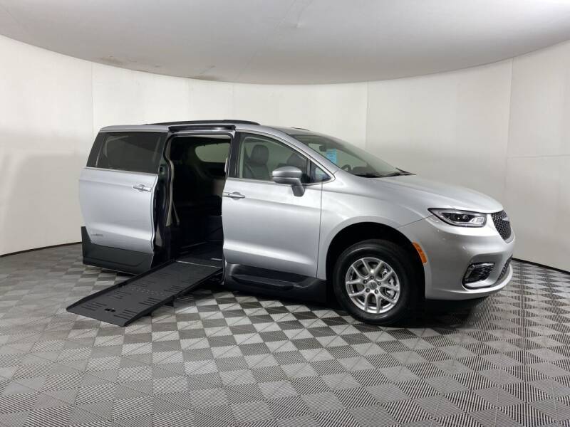 2022 Chrysler Pacifica for sale at AMS Vans in Tucker GA
