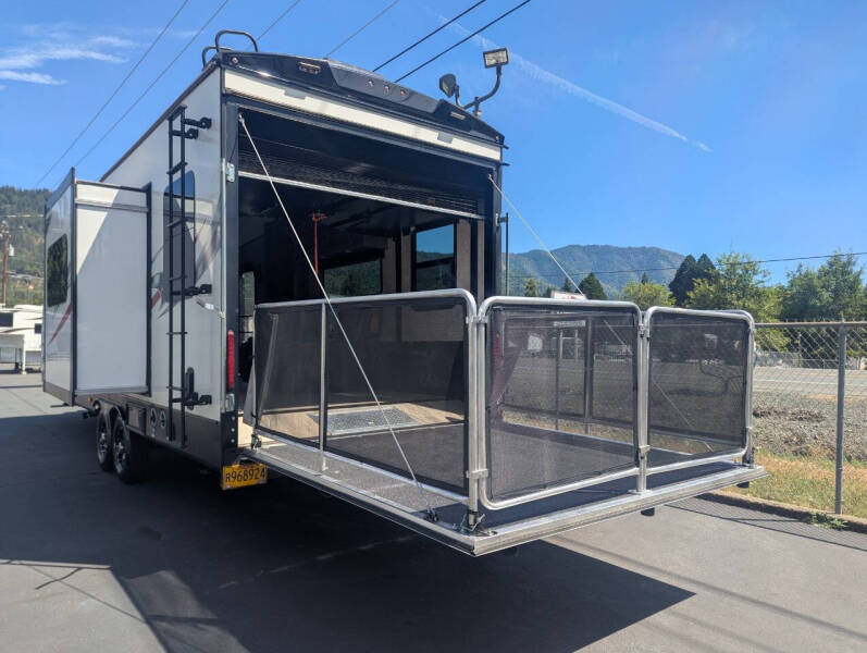 2017 Winnebago Spyder 28SC / 34ft