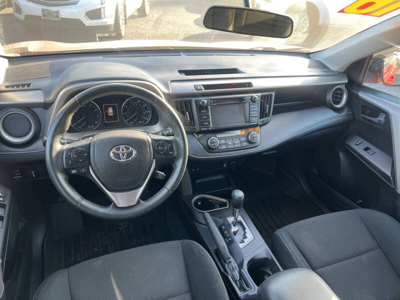 2016 Toyota RAV4 XLE photo 12