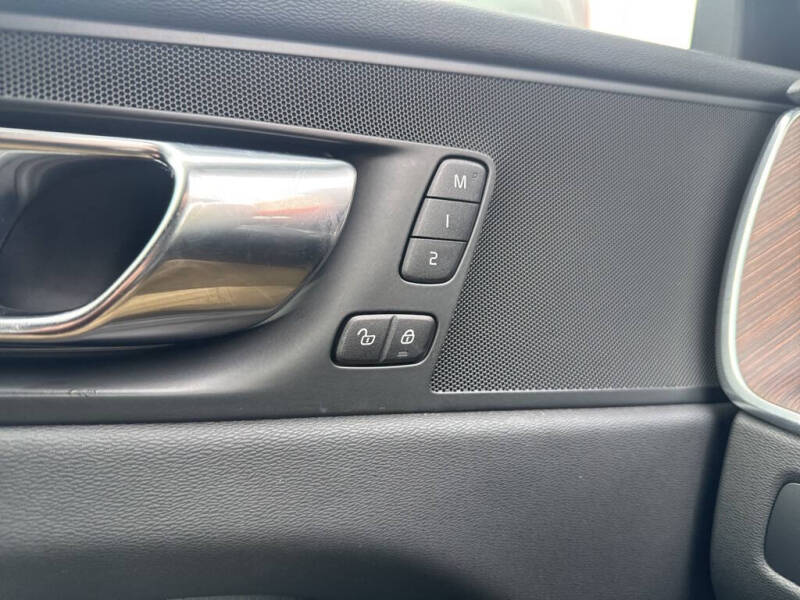 2022 Volvo XC60 B5 Momentum