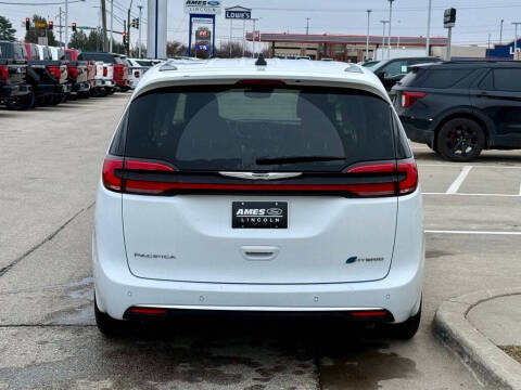 2024 Chrysler Pacifica Plug-In Hybrid Select