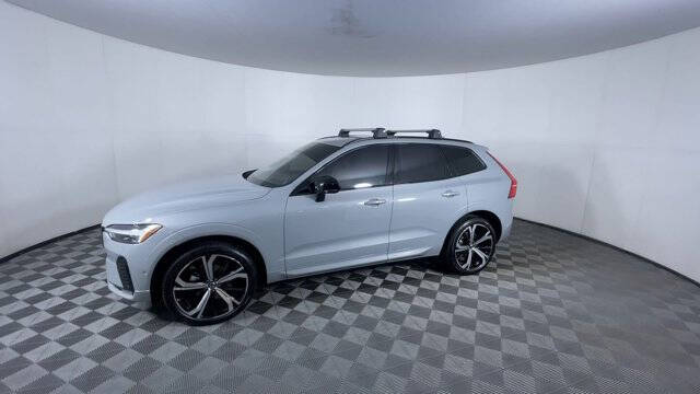 2025 Volvo XC60 B5 Ultra Dark Theme