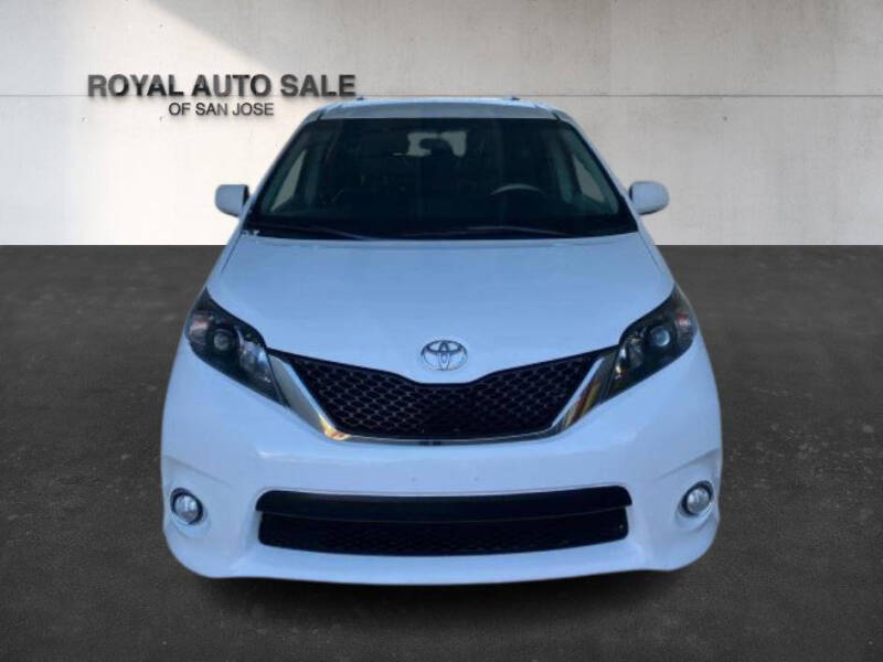 2011 Toyota Sienna SE's photo