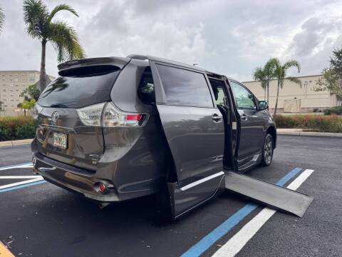 2020 Toyota Sienna SE Premium 8-Passenger