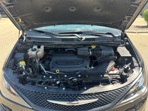 2022 Chrysler Voyager LX