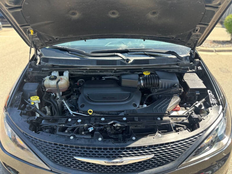 2022 Chrysler Voyager LX