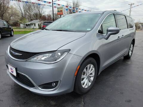 2019 Chrysler Pacifica for sale at County Seat Motors in Union MO