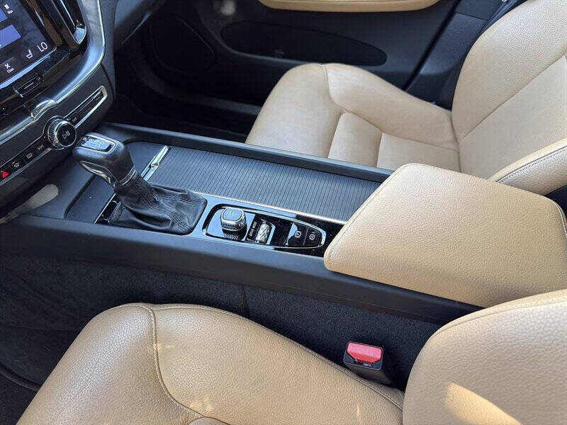 2020 Volvo XC60 36