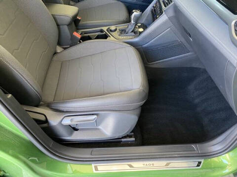 2025 Volkswagen Taos SE Black 4Motion