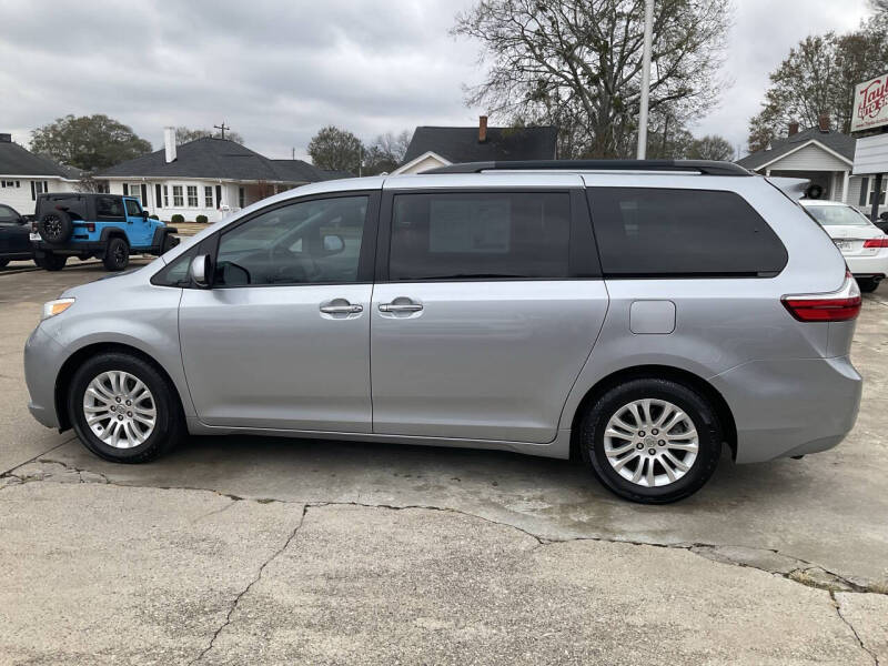 2017 Toyota Sienna XLE 8-Passenger