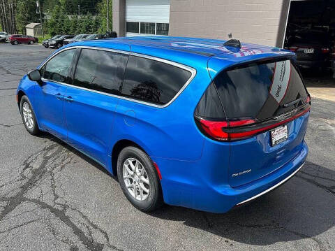 2027 Chrysler Pacifica Select