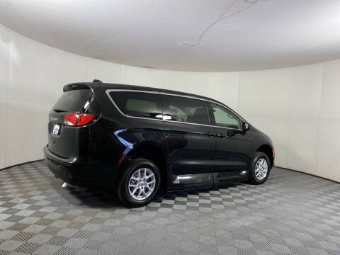 2022 Chrysler Voyager LX