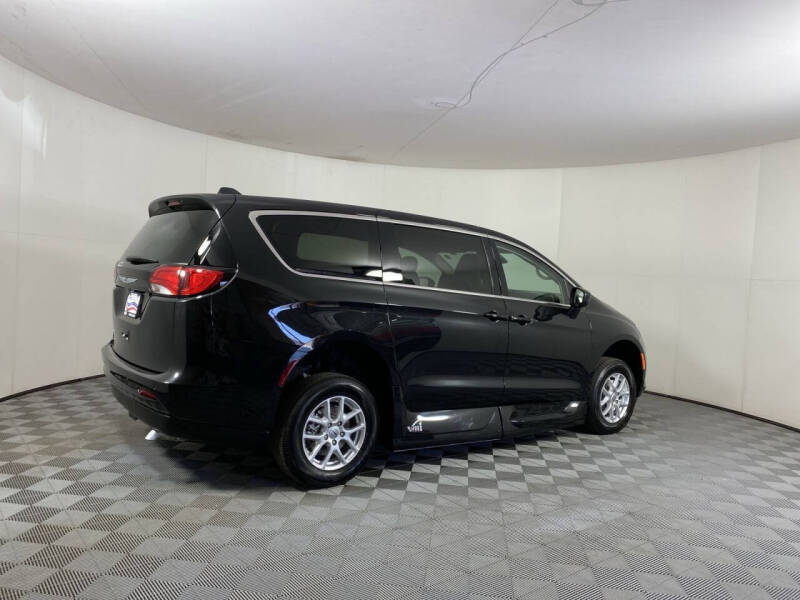 2022 Chrysler Voyager LX