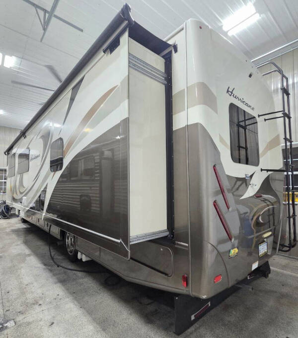2017 Thor Motor Coach Hurricane