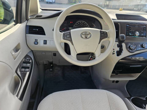 2011 Toyota Sienna LE 7-Passenger Auto Access Seat