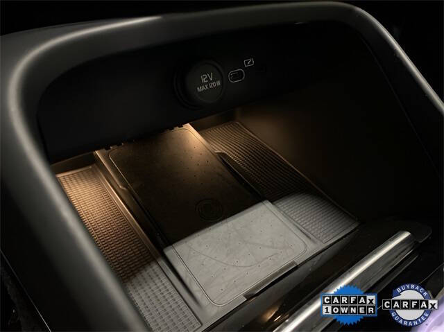 2025 Volvo XC40 B5 Plus Bright Theme