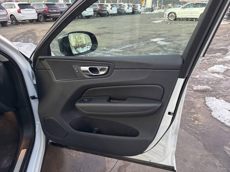 2025 Volvo XC60 B5 Core Dark Theme