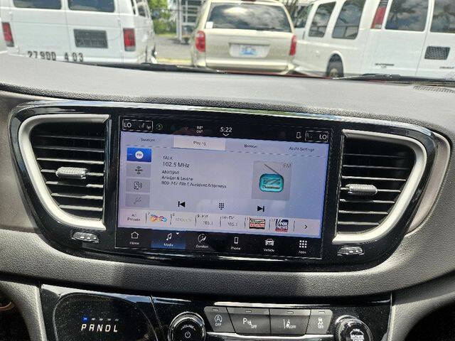 2025 Chrysler Pacifica Select