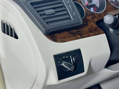 2011 Volkswagen Routan SEL Premium