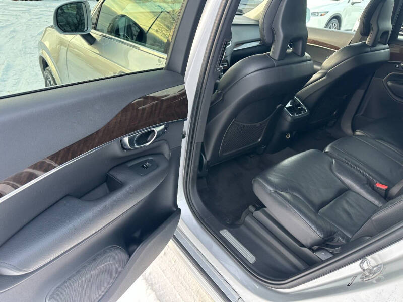 2016 Volvo XC90 T6 Momentum