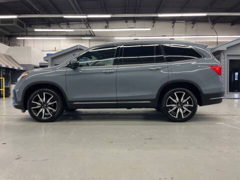 2022 Honda Pilot Touring w/Rear Captain's Chairs