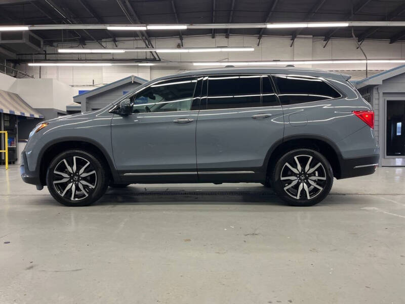 2022 Honda Pilot Touring w/Rear Captain's Chairs