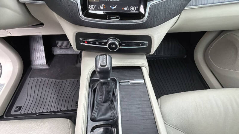 2020 Volvo XC90 T6 Momentum 6-Passenger