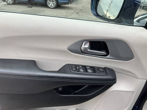 2017 Chrysler Pacifica Hybrid Platinum