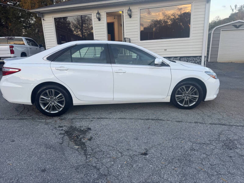 2015 Toyota Camry SE's photo