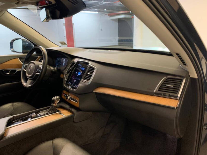 2022 Volvo XC90 T6 Momentum 7-Passenger