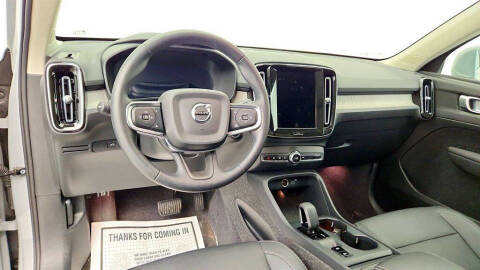 2025 Volvo XC40 B5 Core Bright Theme