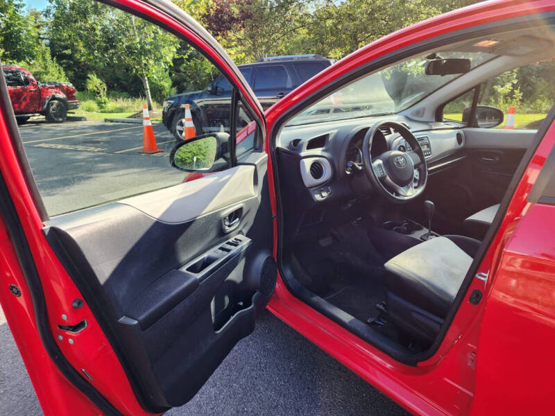 2012 Toyota Yaris 5-Door LE