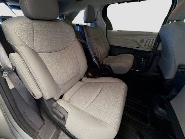 2022 Toyota Sienna LE 8-Passenger