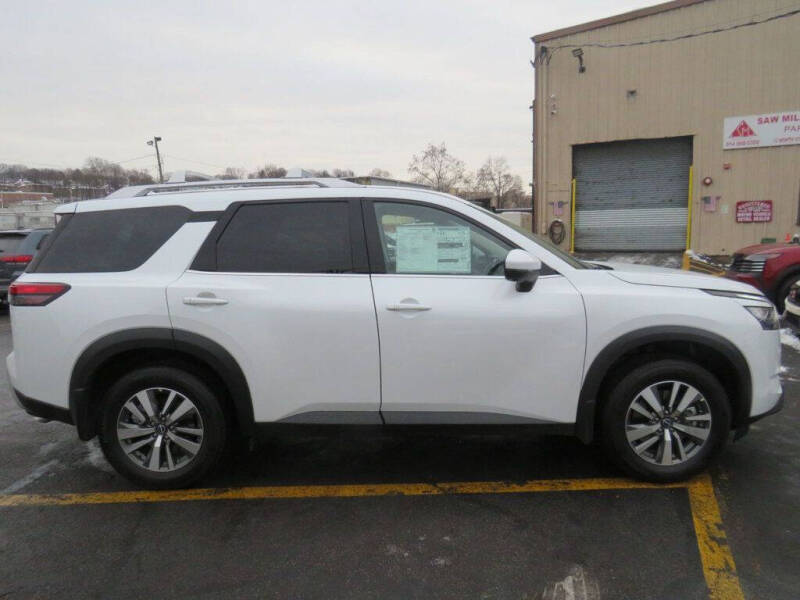 2025 Nissan Pathfinder SL