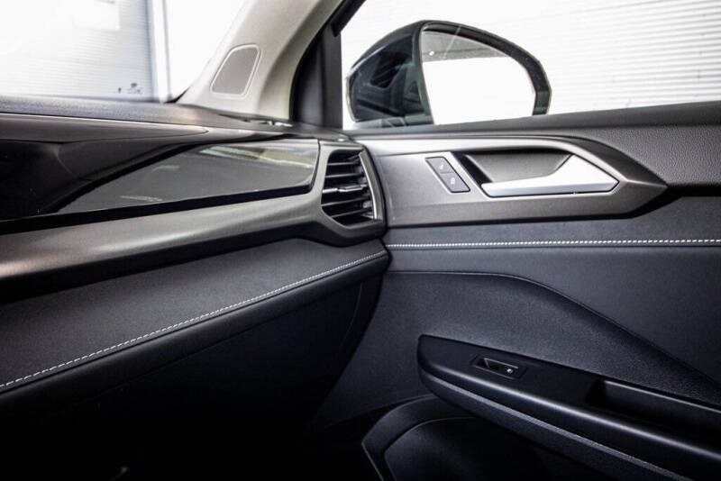 2026 Volkswagen Taos SE Black