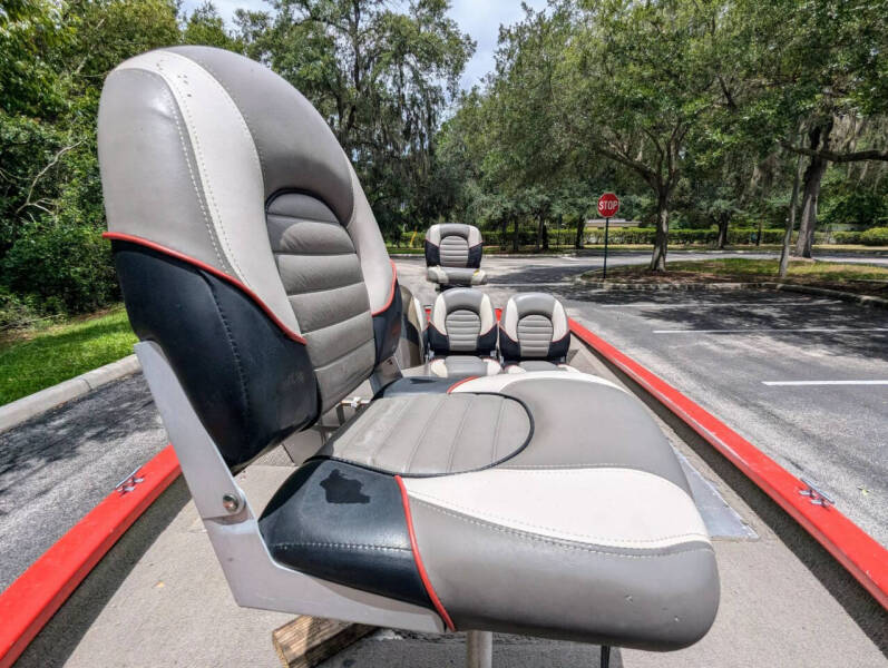 2004 Tracker Bass Boat