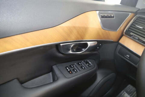 2025 Volvo XC90 B5 Plus Bright Theme